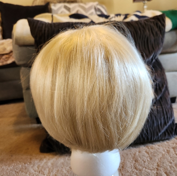 WIG - Picture 3 of 4